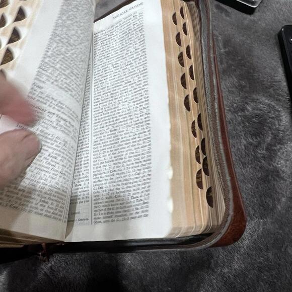 Vintage 1979 Bible & Brown Leather Bible Case Zippered with Pockets Handle Mono - Picture 3 of 9